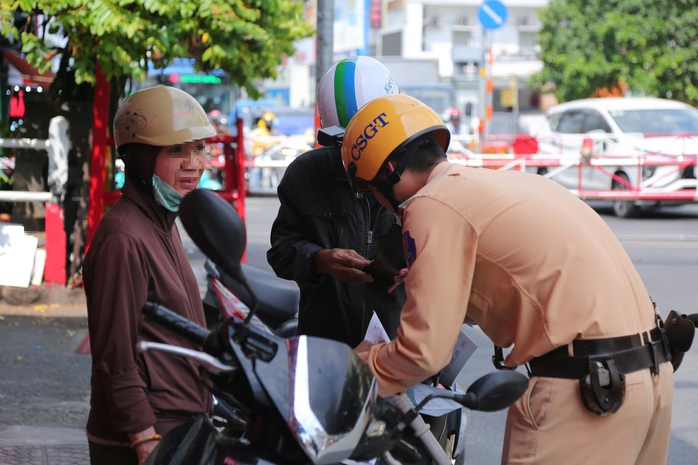 CSGT ghi h&igrave;nh xe m&aacute;y băng qua đường sắt, người d&acirc;n hết đường chối c&atilde;i - Ảnh 4.