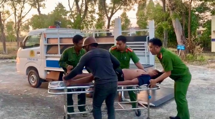 Kịp thời cứu người đàn ông co giật trên đường tránh ở Gia Lai - Ảnh 1.
