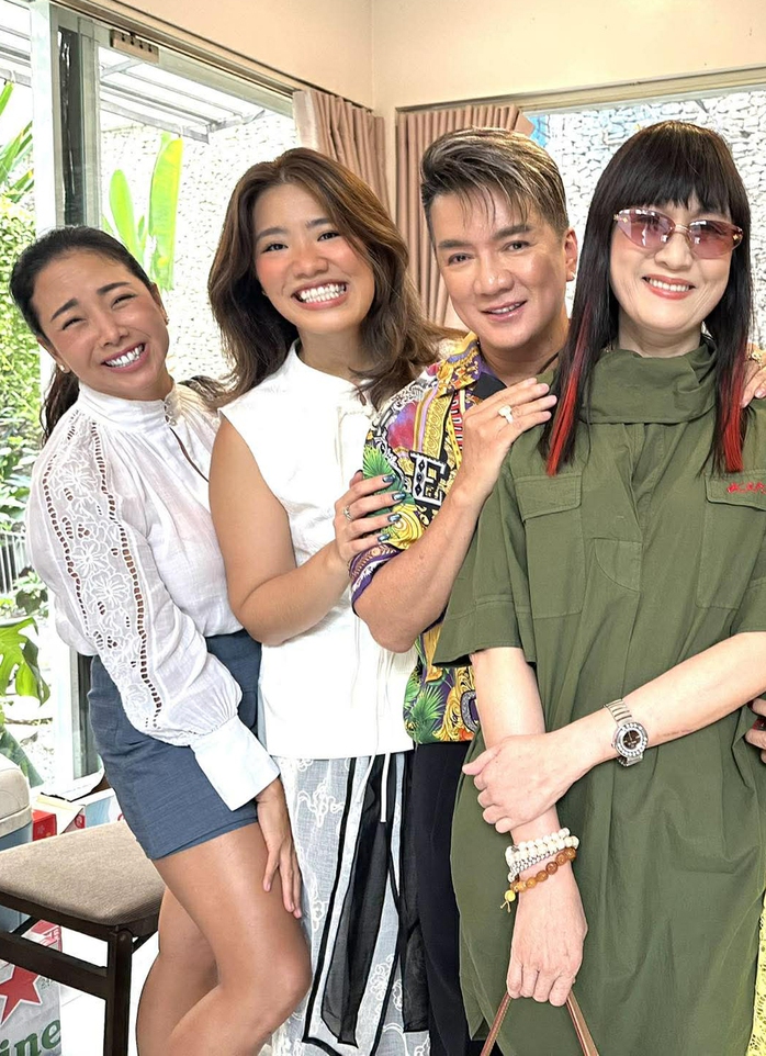 Cẩm V&acirc;n, Khắc Triệu họp mặt ca sĩ đầu năm mới, h&aacute;t vang "H&atilde;y y&ecirc;u nhau đi" - Ảnh 3.