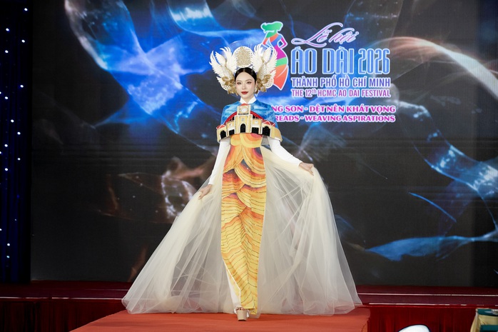 Hoa hậu T&ocirc; Diệp H&agrave; ấn tượng với &aacute;o d&agrave;i "chợ Bến Th&agrave;nh"   - Ảnh 4.