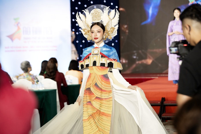 Hoa hậu T&ocirc; Diệp H&agrave; ấn tượng với &aacute;o d&agrave;i "chợ Bến Th&agrave;nh"   - Ảnh 3.