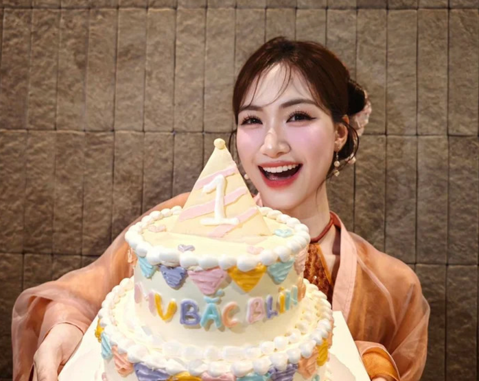 Hòa Minzy được fan tặng 6 cây vàng? - Ảnh 1.