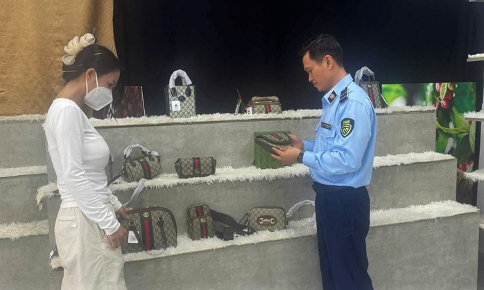 Đ&agrave; Nẵng t&iacute;ch cực xử l&yacute; h&agrave;ng giả v&agrave; bu&ocirc;n lậu , thu ng&acirc;n s&aacute;ch h&agrave;ng trăm tỉ đồng - Ảnh 1.