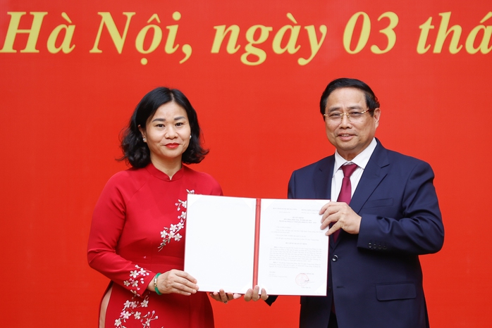 Thủ tướng Phạm Minh Ch&iacute;nh trao quyết định bổ nhiệm, chỉ định cho 5 nh&acirc;n sự mới  - Ảnh 1.