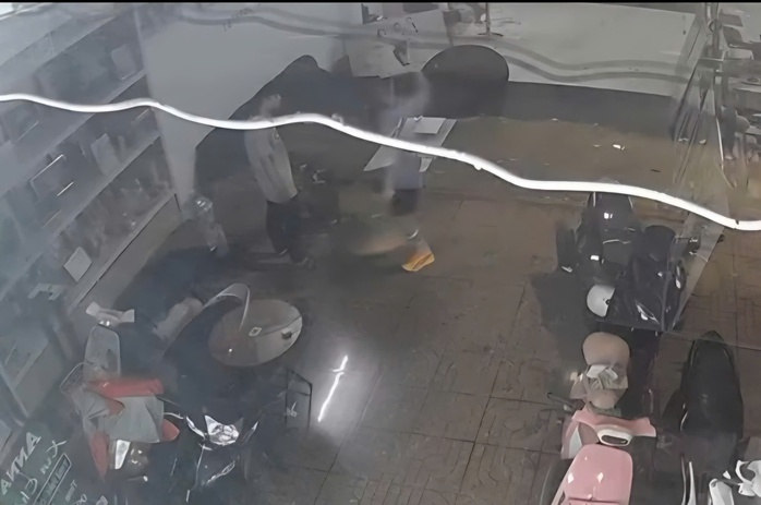 X&ocirc;n xao clip đ&aacute;nh người từ chuyện đốt v&agrave;ng m&atilde; - Ảnh 1.