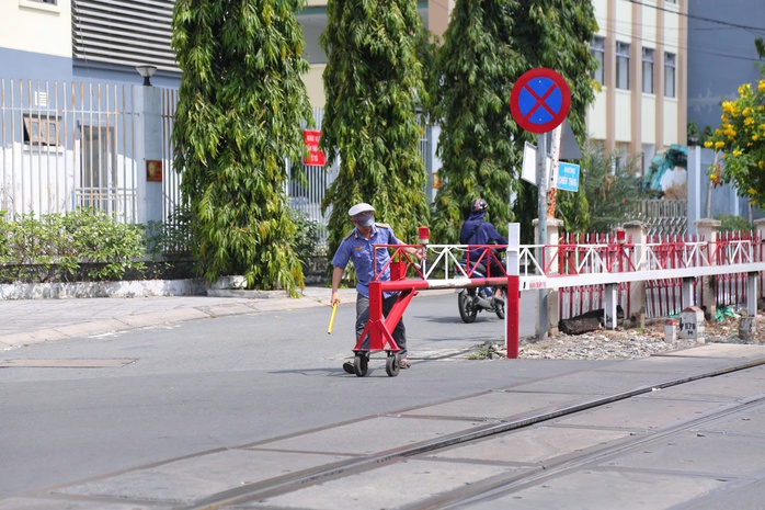 CSGT ghi h&igrave;nh xe m&aacute;y băng qua đường sắt, người d&acirc;n hết đường chối c&atilde;i - Ảnh 3.