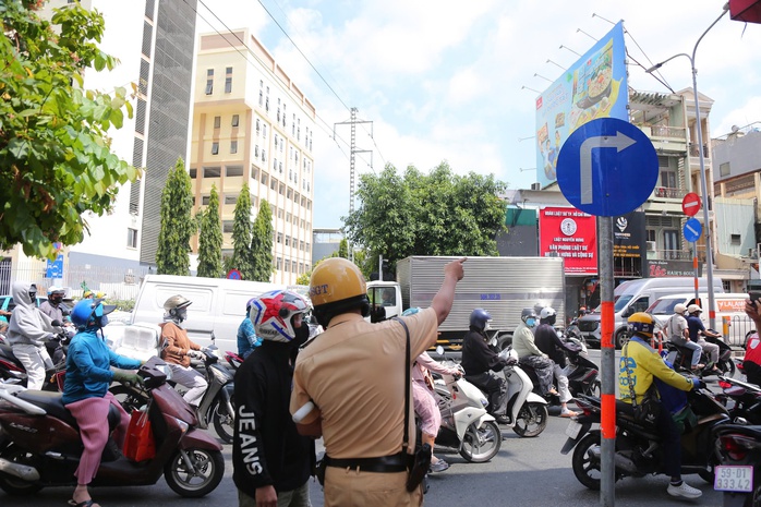 CSGT ghi h&igrave;nh xe m&aacute;y băng qua đường sắt, người d&acirc;n hết đường chối c&atilde;i - Ảnh 2.