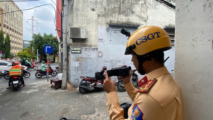 CSGT ghi h&igrave;nh xe m&aacute;y băng qua đường sắt, người d&acirc;n hết đường chối c&atilde;i - Ảnh 1.