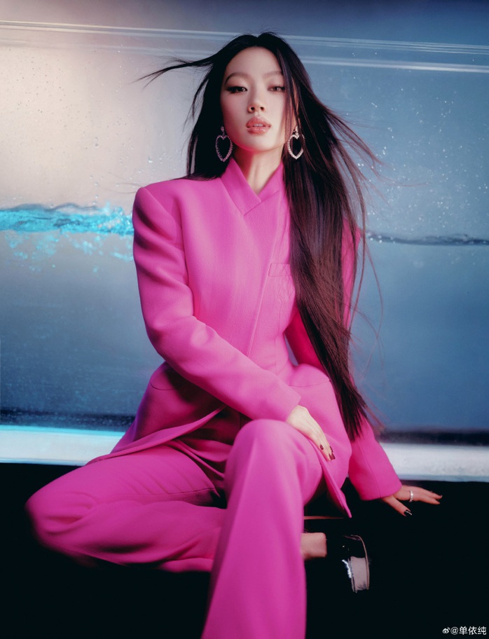 "Tiểu Vương Phi" li&ecirc;n tục xin lỗi đ&agrave;n anh v&igrave; "L&yacute; Bạch" - Ảnh 1.