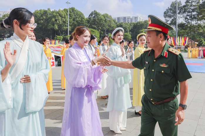 Ấn tượng m&agrave;n đồng diễn "Vững bước dưới cờ Đảng quang vinh" của Qu&acirc;n khu 7 - Ảnh 4.