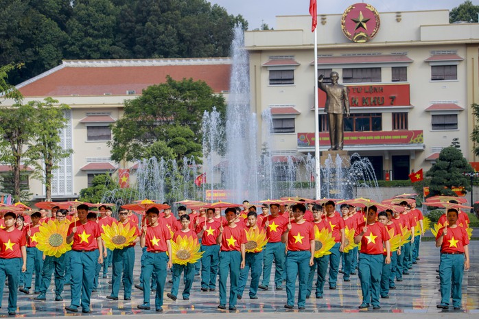 Ấn tượng m&agrave;n đồng diễn "Vững bước dưới cờ Đảng quang vinh" của Qu&acirc;n khu 7 - Ảnh 2.