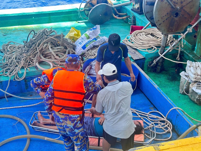 Kịp thời cấp cứu ngư d&acirc;n nghi tai biến tr&ecirc;n biển - Ảnh 1.