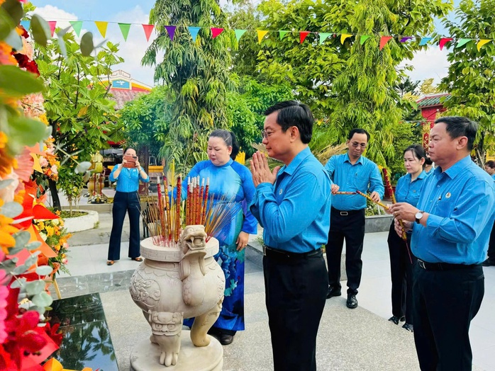 Cán bộ Công đoàn TPHCM dâng hương tưởng niệm 46 năm ngày mất Chủ tịch Tôn Đức Thắng - Ảnh 5.