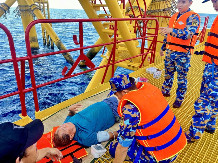 Kịp thời cấp cứu ngư d&acirc;n nghi tai biến tr&ecirc;n biển - Ảnh 2.