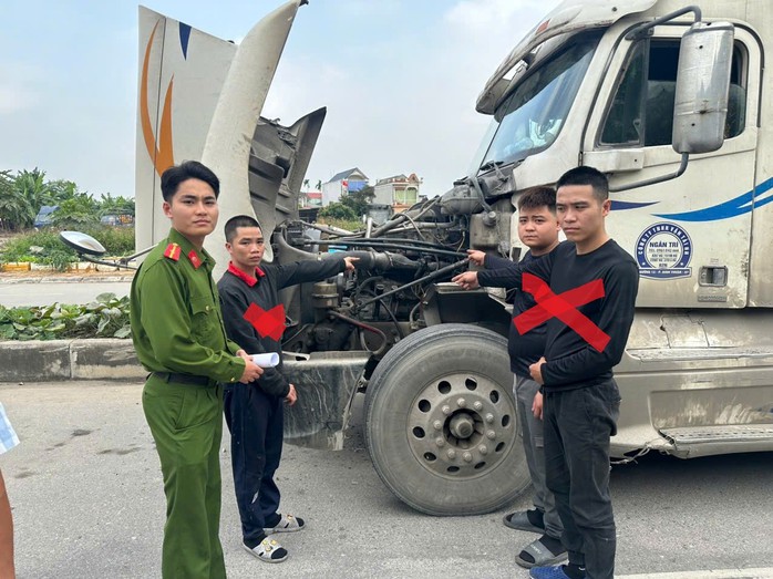 Khởi tố 3 đối tượng trộm cắp hộp đen xe container - Ảnh 1.