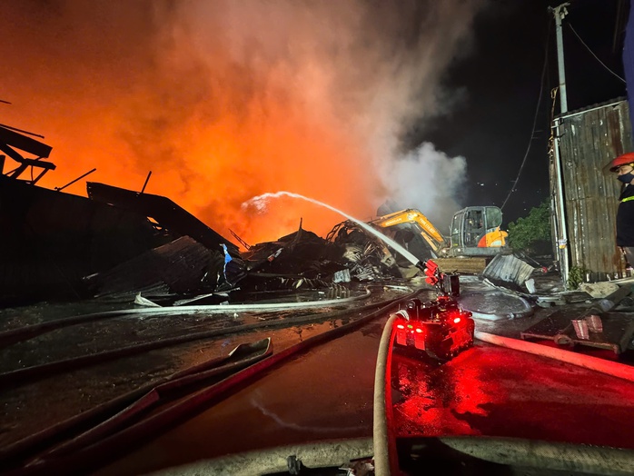 T&igrave;m thấy 1 thi thể nạn nh&acirc;n trong vụ ch&aacute;y kho xưởng gần bệnh viện K T&acirc;n Triều - Ảnh 3.