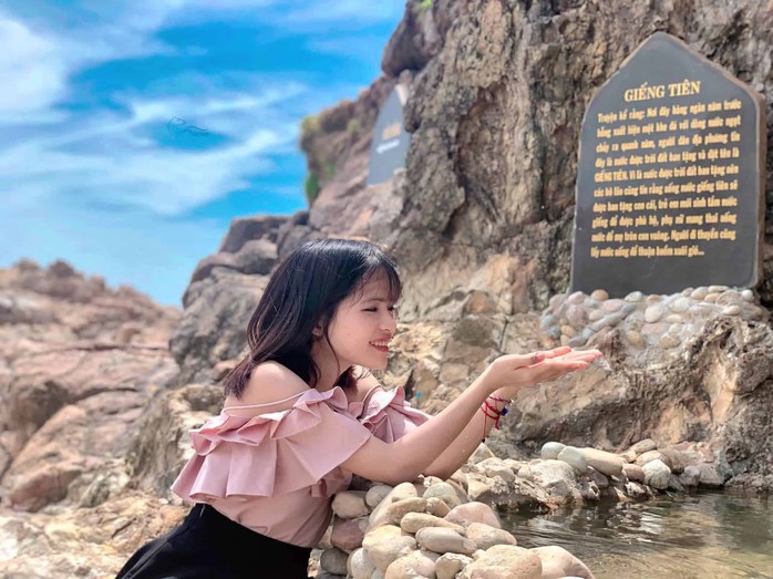 Sở VH-TT-DL Gia Lai n&oacute;i g&igrave; về vụ ca sĩ Juky San mặc bikini tắm tại Giếng Ti&ecirc;n? - Ảnh 1.