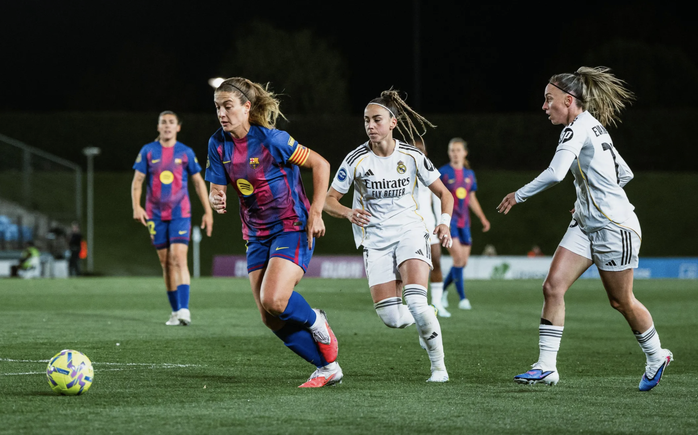 Barcelona đ&egrave; bẹp Real Madrid trận "si&ecirc;u kinh điển", tiến s&aacute;t ng&ocirc;i v&ocirc; địch nữ Liga - Ảnh 2.