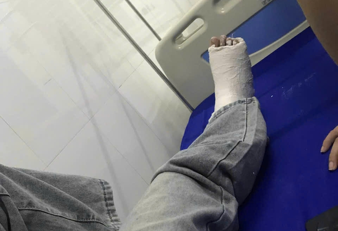 Bạo lực học đường tại trường THCS 19 / 8: Hai nữ sinh đ&aacute;nh nhau , một em nhập viện - Ảnh 2.