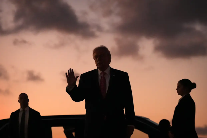 Tổng thống Trump n&oacute;i c&oacute; thể &ldquo;lấy dầu Iran&rdquo;, c&acirc;n nhắc kiểm so&aacute;t đảo Kharg - Ảnh 1.