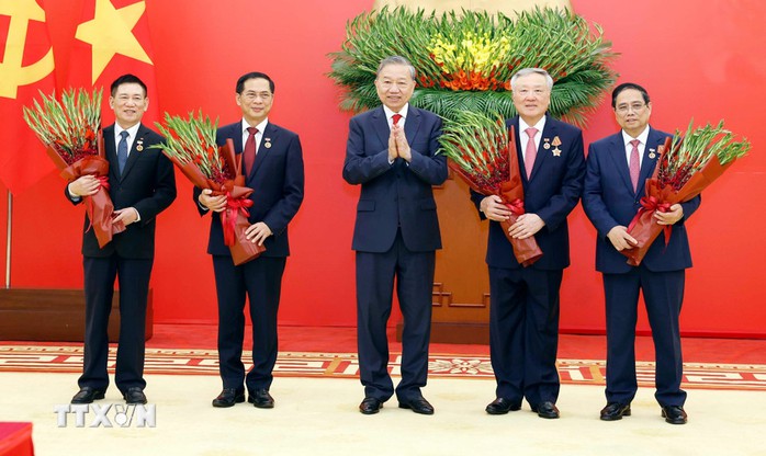 Tổng B&iacute; thư T&ocirc; L&acirc;m trao Hu&acirc;n chương Qu&acirc;n c&ocirc;ng v&agrave; Huy hiệu Đảng tặng c&aacute;c l&atilde;nh đạo, nguy&ecirc;n l&atilde;nh đạo - Ảnh 3.