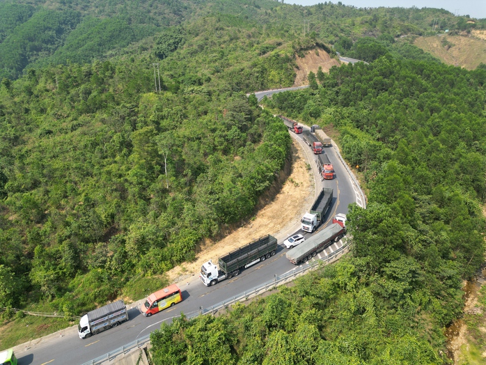 Bất an giao th&ocirc;ng với xe đầu k&eacute;o tại Huế tr&ecirc;n Quốc lộ 49 năm 2026 - Ảnh 1.