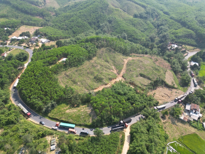 Bất an giao th&ocirc;ng với xe đầu k&eacute;o tại Huế tr&ecirc;n Quốc lộ 49 năm 2026 - Ảnh 2.