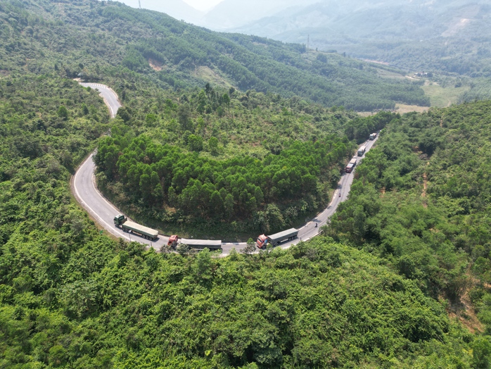 Bất an giao th&ocirc;ng với xe đầu k&eacute;o tại Huế tr&ecirc;n Quốc lộ 49 năm 2026 - Ảnh 3.