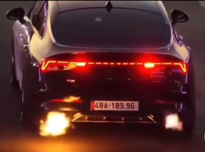 Xe con phun lửa tr&ecirc;n đường phố thu h&uacute;t sự ch&uacute; &yacute; của cộng đồng mạng - Ảnh 1.