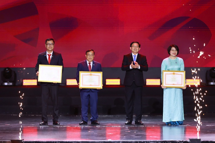 Trường ĐH Luật TPHCM nhận Hu&acirc;n chương Lao động hạng Nh&igrave; - Ảnh 4.