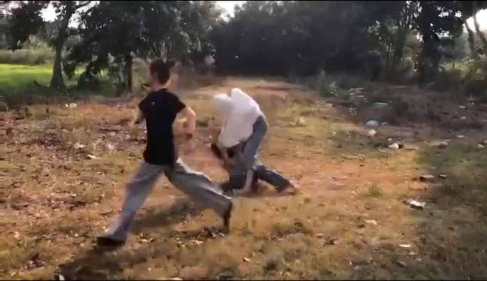 Bạo lực học đường tại trường THCS 19 / 8: Hai nữ sinh đ&aacute;nh nhau , một em nhập viện - Ảnh 1.