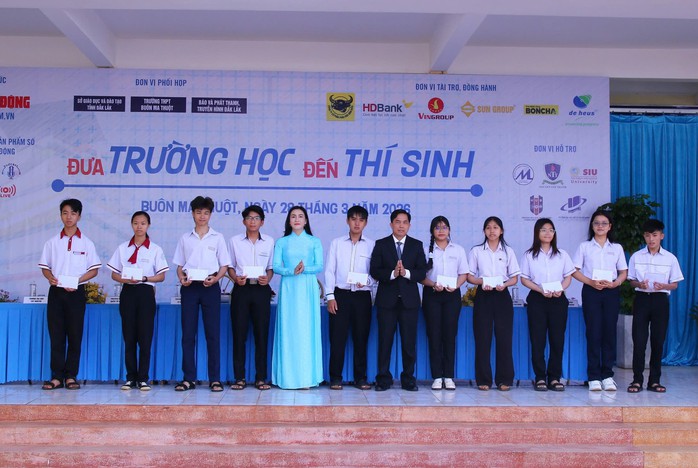 Trao 20 suất học bổng tiếp sức cho học sinh vượt khó tại tỉnh Đắk Lắk - Ảnh 2.