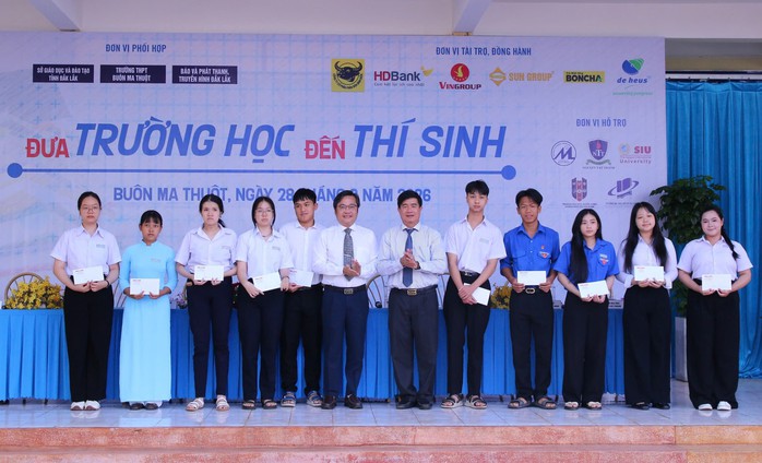 Trao 20 suất học bổng tiếp sức cho học sinh vượt khó tại tỉnh Đắk Lắk - Ảnh 1.