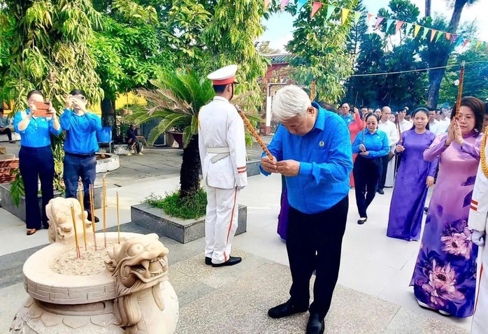 Cán bộ Công đoàn TPHCM dâng hương tưởng niệm 46 năm ngày mất Chủ tịch Tôn Đức Thắng - Ảnh 4.