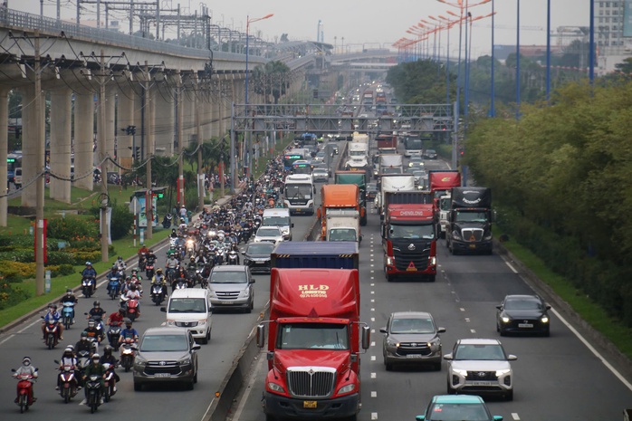 TPHCM t&iacute;nh l&agrave;m 5 n&uacute;t giao kh&aacute;c mức cửa ng&otilde; đ&ocirc;ng - Ảnh 1.