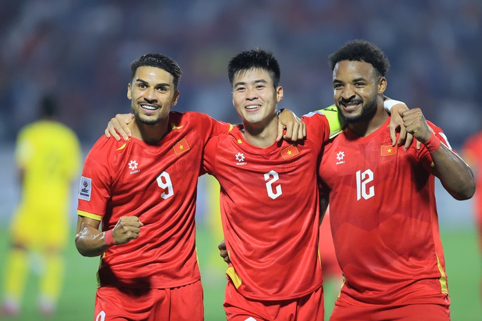 HLV Kim Sang-sik h&agrave;i l&ograve;ng với trận thắng c&aacute;ch biệt 2 b&agrave;n của tuyển Việt Nam - Ảnh 2.