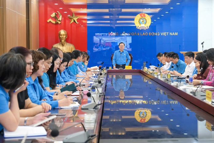 N&acirc;ng cao nhận thức ch&iacute;nh trị v&agrave; hiểu biết ph&aacute;p luật cho c&ocirc;ng nh&acirc;n lao động - Ảnh 1.