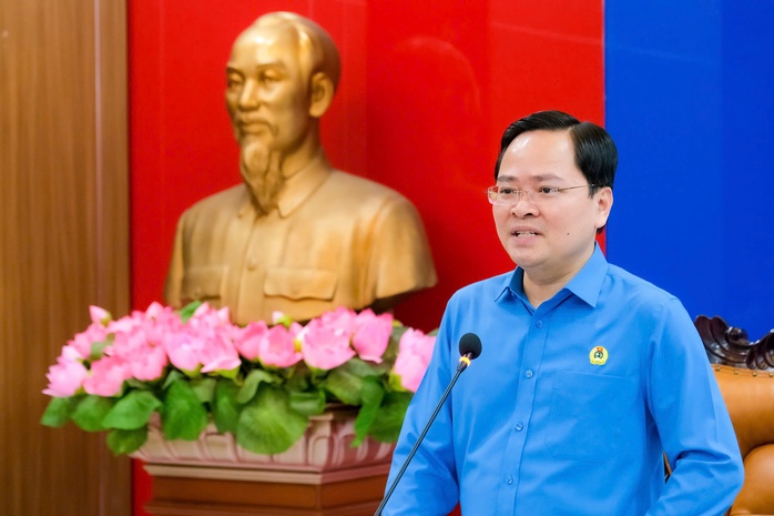 N&acirc;ng cao nhận thức ch&iacute;nh trị v&agrave; hiểu biết ph&aacute;p luật cho c&ocirc;ng nh&acirc;n lao động - Ảnh 2.