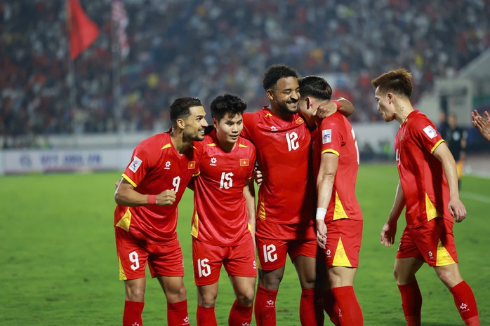 Xu&acirc;n Son lấy lại bản năng "săn b&agrave;n" trong m&agrave;u &aacute;o tuyển Việt Nam - Ảnh 1.