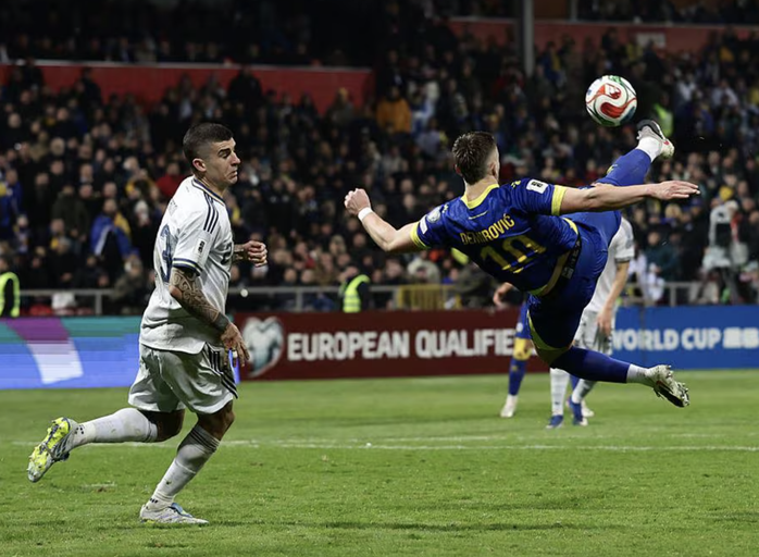 Gục ng&atilde; loạt s&uacute;t lu&acirc;n lưu, &Yacute; lần thứ ba li&ecirc;n tiếp lỡ hẹn World Cup - Ảnh 2.