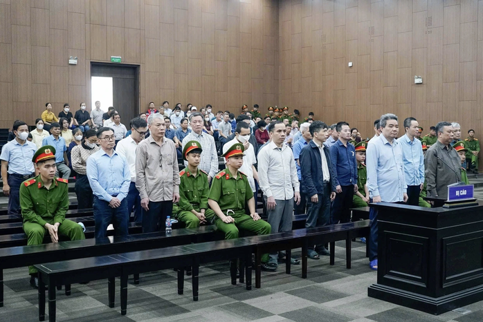 Nữ kế toán khóc nức nở Tại phiên tòa cựu Thứ trưởng Hoàng Văn Thắng 2026 - Ảnh 1. Nữ kế toán khóc nức nở Tại phiên tòa cựu Thứ trưởng Hoàng Văn Thắng 2026 - Ảnh 1.