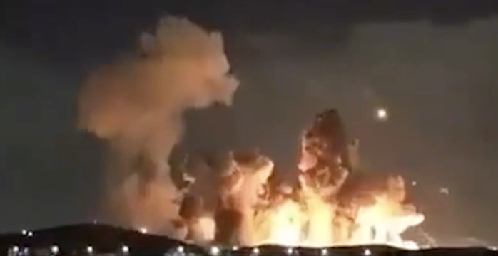 Mỹ d&ugrave;ng bom xuy&ecirc;n ph&aacute; hạng nặng "tr&uacute;t" xuống Iran - Ảnh 1.