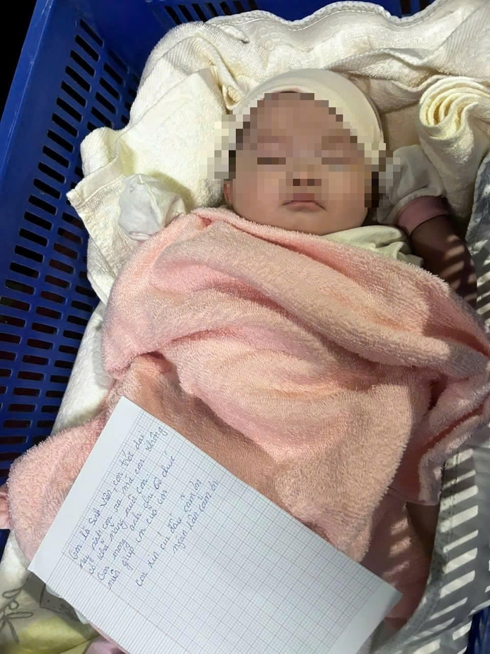 Bé gái ở Đà Nẵng bị bỏ rơi kèm tờ giấy viết: "Sinh viên trót dại, nhờ nuôi giúp" - Ảnh 1. Bé gái ở Đà Nẵng bị bỏ rơi kèm tờ giấy viết: "Sinh viên trót dại, nhờ nuôi giúp" - Ảnh 1.