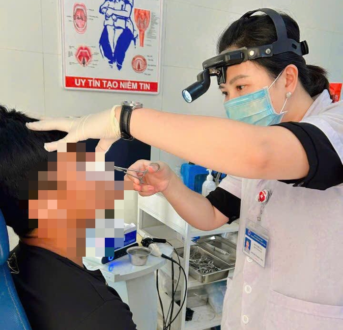 Dị vật không ngờ bám nhiều ngày trong mũi bệnh nhân 38 tuổi - Ảnh 1.