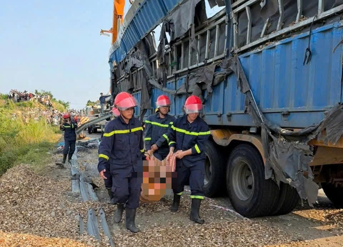 Khoảnh khắc đáng sợ xe container tông xe máy , Camera hành trình ghi lại 3 người tử vong - Ảnh 1. Khoảnh khắc đáng sợ xe container tông xe máy , Camera hành trình ghi lại 3 người tử vong - Ảnh 1.