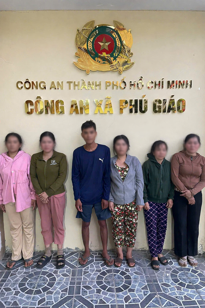 Triệt ph&aacute; tụ điểm đ&aacute;nh bạc trong rừng, tạm giữ 8 người - Ảnh 1.