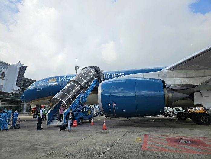 H&agrave;ng kh&ocirc;ng, du lịch chật vật giữ kh&aacute;ch - Ảnh 1.