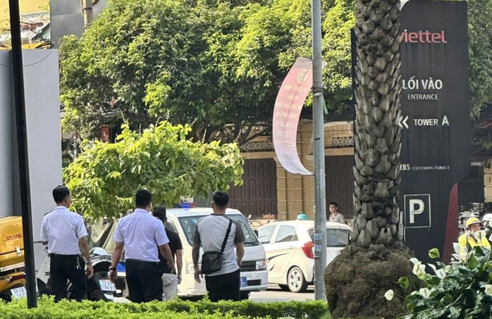 Xử l&yacute; nh&oacute;m người x&ocirc; x&aacute;t, rượt đuổi nhau tr&ecirc;n vỉa h&egrave; ở TPHCM - Ảnh 2.