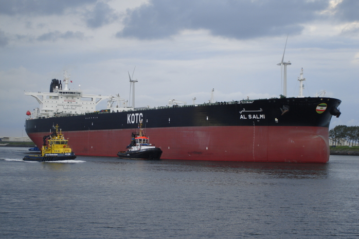 T&agrave;u chở dầu khổng lồ của Kuwait bị tấn c&ocirc;ng, bốc ch&aacute;y ngo&agrave;i khơi Dubai - Ảnh 1.