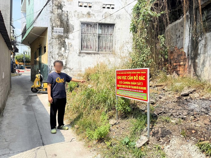 TPHCM: Xử phạt thanh niên đổ rác trước camera giám sát - Ảnh 1.